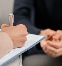 El papel esencial del psicoterapeuta en el bienestar emocional actual