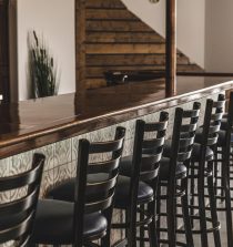 Alquiler de sillas y mesas de madera tendencia en eventos y el auge del taburete alto madera