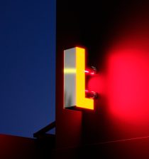 La visibilidad nocturna se convierte en un activo fundamental para el comercio local y las grandes superficies